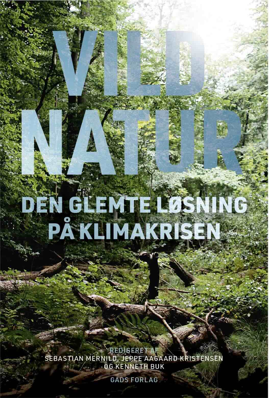 Forsiden af bogen Vild natur – den glemte løsning på klimakrisen i en grøn skov, som understøtter temaet om urørt skov betydning for biodiversitet og klima